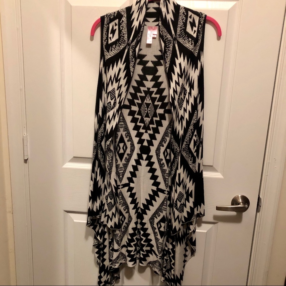 ⚡️NEW ITEM: Black and White Long Vest